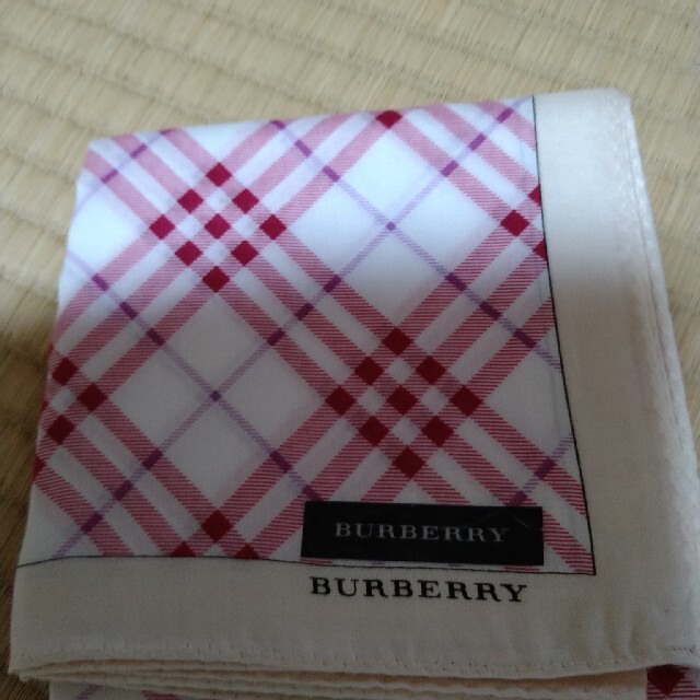 BURBERRY(バーバリー)のバーバリー　春色　ハンカチ　新品未使用 レディースのファッション小物(ハンカチ)の商品写真