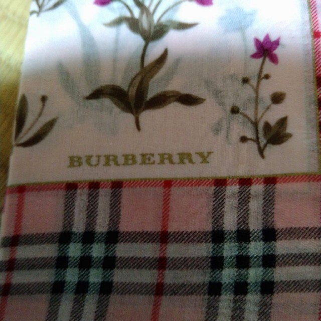BURBERRY(バーバリー)のバーバリー　春色ハンカチ　新品未使用 レディースのファッション小物(ハンカチ)の商品写真