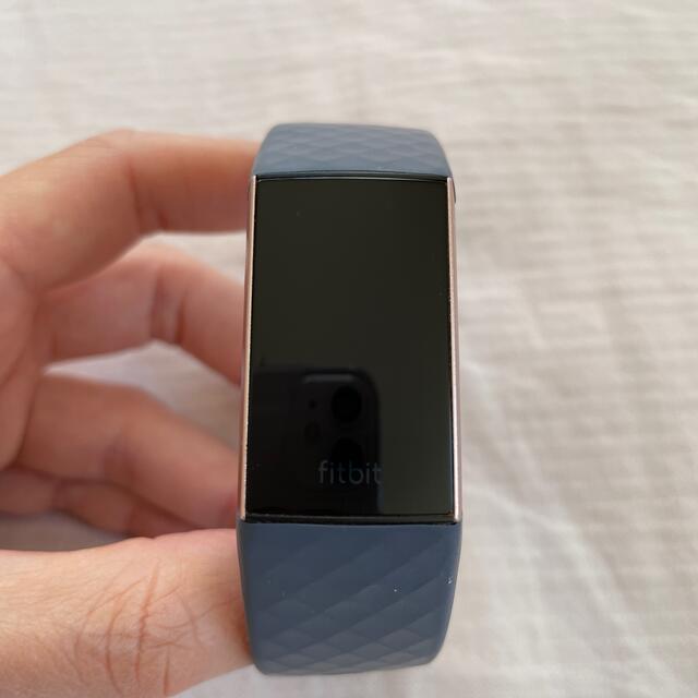 fitfit(フィットフィット)のfitbit charge 3 スマホ/家電/カメラのスマートフォン/携帯電話(その他)の商品写真