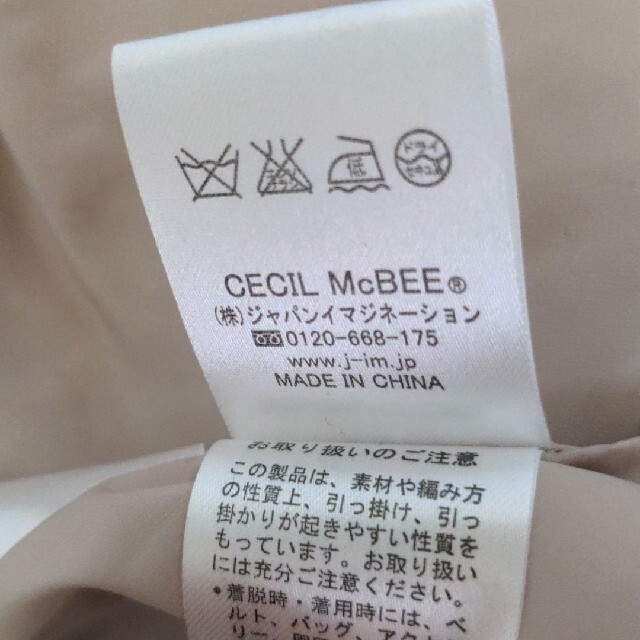 CECIL McBEE(セシルマクビー)のCECIL Mc BEE 　刺繍入りダウンコート　ベージュ　サイズM レディースのジャケット/アウター(ダウンコート)の商品写真