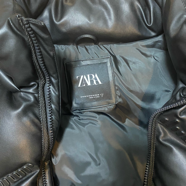 ZARA(ザラ)のZARAザラ メンズ エンボスレザー ダウンベスト  メンズのジャケット/アウター(ダウンベスト)の商品写真