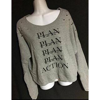 マウジー(moussy)の【moussy】美品★ショート丈スタッズロゴスウェット★グレーF(トレーナー/スウェット)