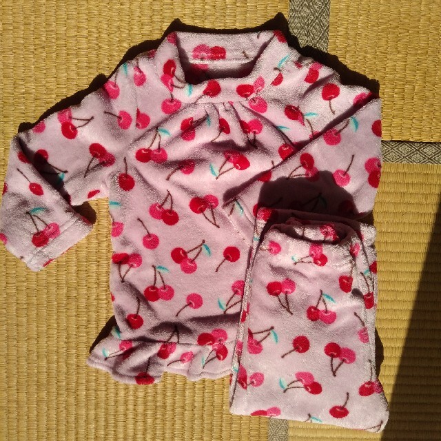 GU(ジーユー)のフリースパジャマ 110センチ gu キッズ/ベビー/マタニティのキッズ服女の子用(90cm~)(パジャマ)の商品写真