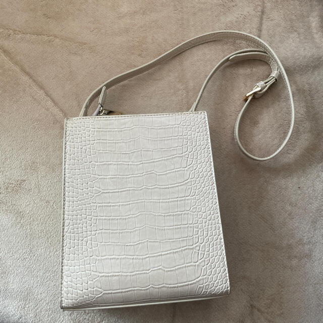 coen(コーエン)のクロコ柄　スクエアショルダーバッグ  白 レディースのバッグ(ショルダーバッグ)の商品写真