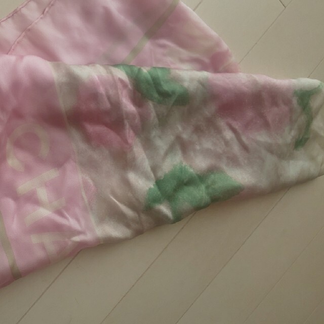 CHANEL(シャネル)のシャネル シフォンスカーフ  ふんわりピンク レディースのファッション小物(バンダナ/スカーフ)の商品写真