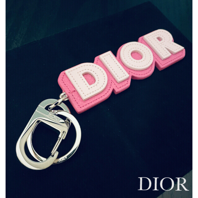 Christian Dior(クリスチャンディオール)の【★BTS着用/美品★】DIOR MEN Key Ring Pink レディースのファッション小物(キーホルダー)の商品写真