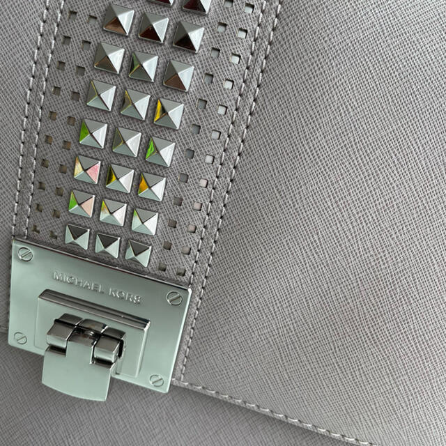 Michael Kors(マイケルコース)のマイケルコース　スタッズバッグ　新品 レディースのバッグ(ハンドバッグ)の商品写真