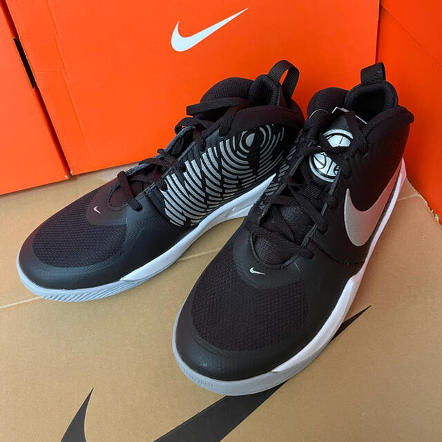 NIKE(ナイキ)のnike team hustle d 9 gs バッシュ チームハッスル キッズ/ベビー/マタニティのキッズ靴/シューズ(15cm~)(スニーカー)の商品写真