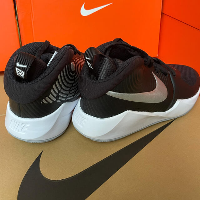 NIKE(ナイキ)のnike team hustle d 9 gs バッシュ チームハッスル キッズ/ベビー/マタニティのキッズ靴/シューズ(15cm~)(スニーカー)の商品写真