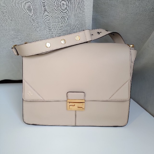 レディースFENDI KAN U ショルダーバッグ グレージュ 新品未使用