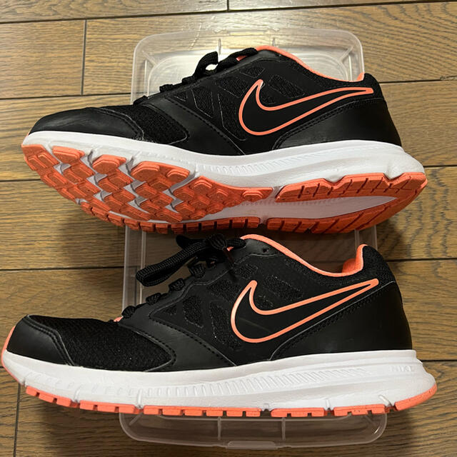 NIKE(ナイキ)のNIKE ダウンシフター6  ブラック　オレンジ レディースシューズ レディースの靴/シューズ(スニーカー)の商品写真