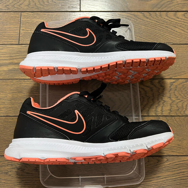 NIKE(ナイキ)のNIKE ダウンシフター6  ブラック　オレンジ レディースシューズ レディースの靴/シューズ(スニーカー)の商品写真