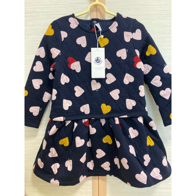 PETIT BATEAU(プチバトー)のプチバトー　新品タグ付き キルティング ワンピース　ハート 36m/95cm キッズ/ベビー/マタニティのキッズ服女の子用(90cm~)(ワンピース)の商品写真