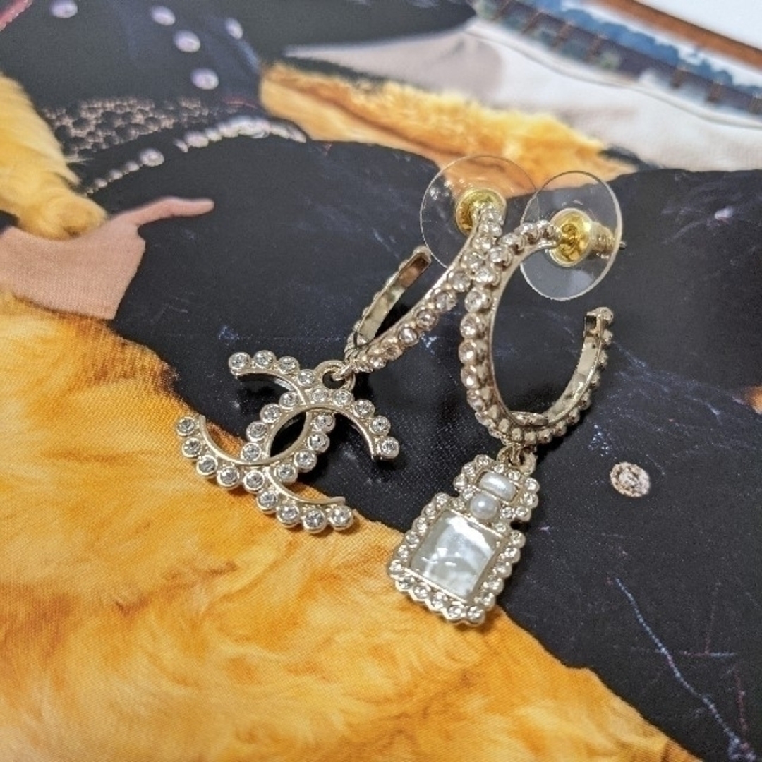 【新品未使用】CHANEL シャネル ピアスアクセ クリスタルパール 新作 ロゴ 【新品未使用】CHANEL シャネル ピアスアクセ クリスタルパール 新作 ロゴ