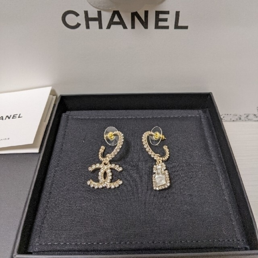 CHANEL(シャネル)の【新品未使用】CHANEL シャネル　ピアスアクセ　クリスタルパール 新作 ロゴ レディースのアクセサリー(ピアス)の商品写真