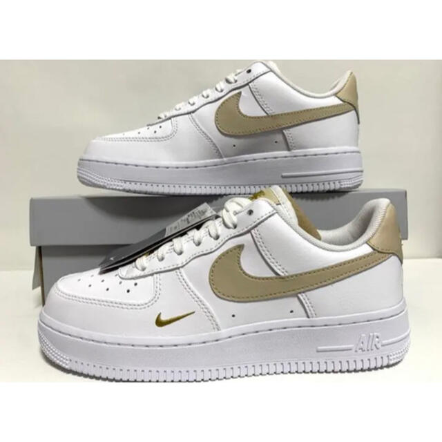 NIKE(ナイキ)の【新品】24㎝　WMNS AIR FORCE 1 '07 ESS ホワイト レディースの靴/シューズ(スニーカー)の商品写真