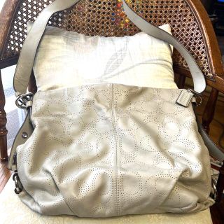 コーチ(COACH)のくるりん様専用　ソフト本革シグネチャーショルダーバッグ レザー グレー【送料込み(ショルダーバッグ)