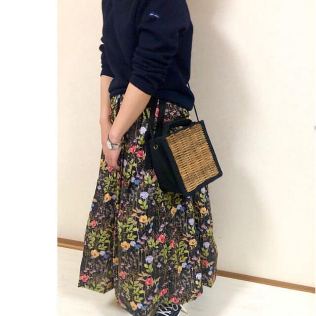 YAECA(ヤエカ)のインスタ人気作家ハンドメイド・リバティ、ボタニカル柄・イルマブラックスカート レディースのスカート(ロングスカート)の商品写真