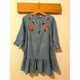 ザラキッズ(ZARA KIDS)のZARA  ザラガール　刺繍入りデニムワンピース(ワンピース)