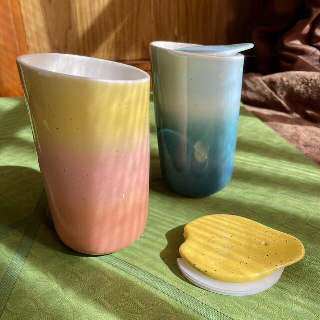 Anthropologie(アンソロポロジー)の［Anthropologieアンソロポロジー］陶器製カップ𓇼 イエローピンク インテリア/住まい/日用品のキッチン/食器(グラス/カップ)の商品写真