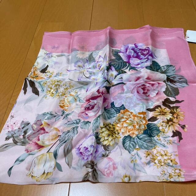 シルクスカーフ新品　ピンク レディースのファッション小物(バンダナ/スカーフ)の商品写真
