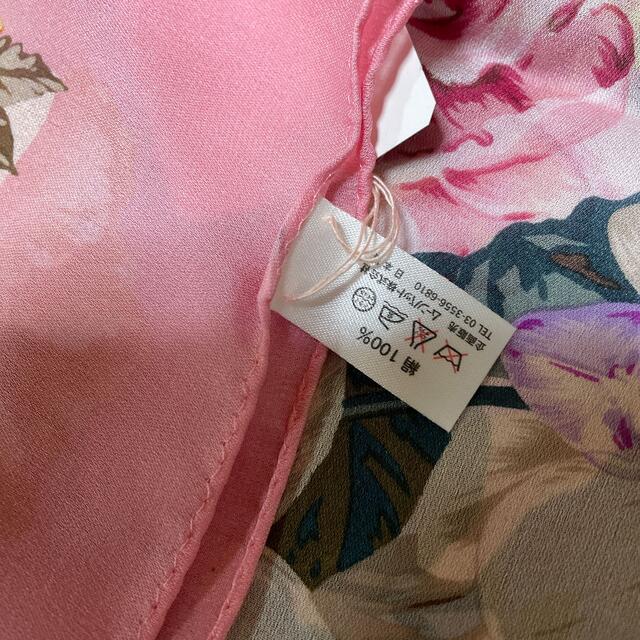 シルクスカーフ新品　ピンク レディースのファッション小物(バンダナ/スカーフ)の商品写真