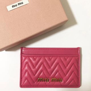 ミュウミュウ(miumiu)のmiumiu カードケース(名刺入れ/定期入れ)