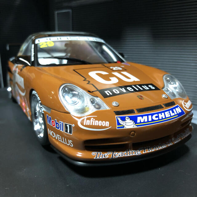 未展示品オートアート1/18 ポルシェ911GT3R アジアンカレラカップ優勝車ミニカー