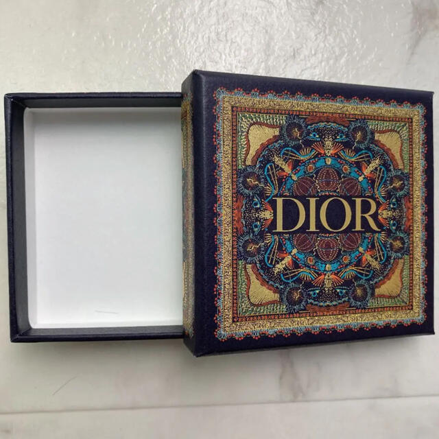 Dior(ディオール)のDIOR クリスマス限定　箱のみ インテリア/住まい/日用品のインテリア小物(小物入れ)の商品写真