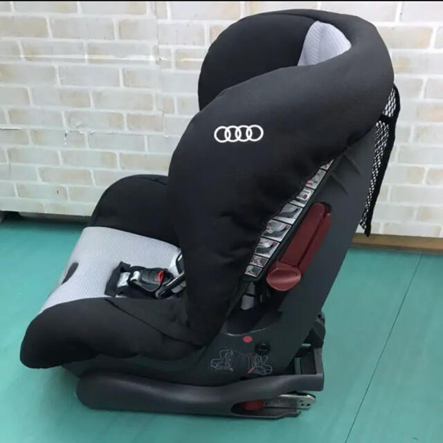 AUDI(アウディ)のAUDI アウディ　ISOFIX チャイルドシート キッズ/ベビー/マタニティの外出/移動用品(自動車用チャイルドシート本体)の商品写真