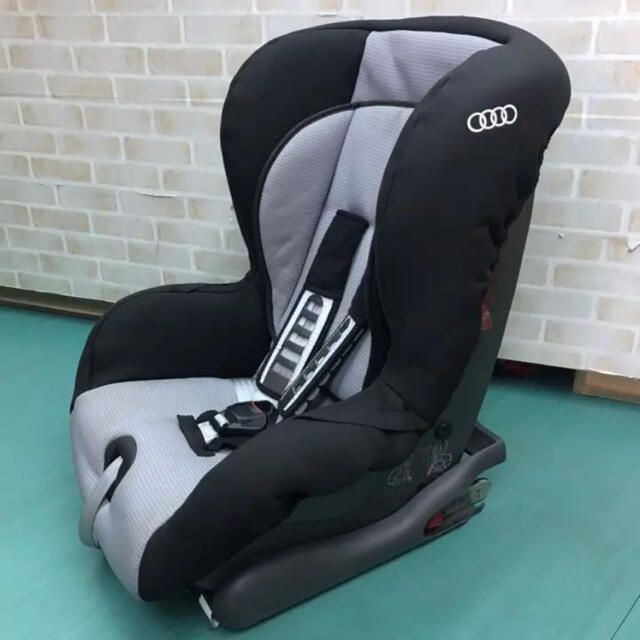 AUDI(アウディ)のAUDI アウディ　ISOFIX チャイルドシート キッズ/ベビー/マタニティの外出/移動用品(自動車用チャイルドシート本体)の商品写真