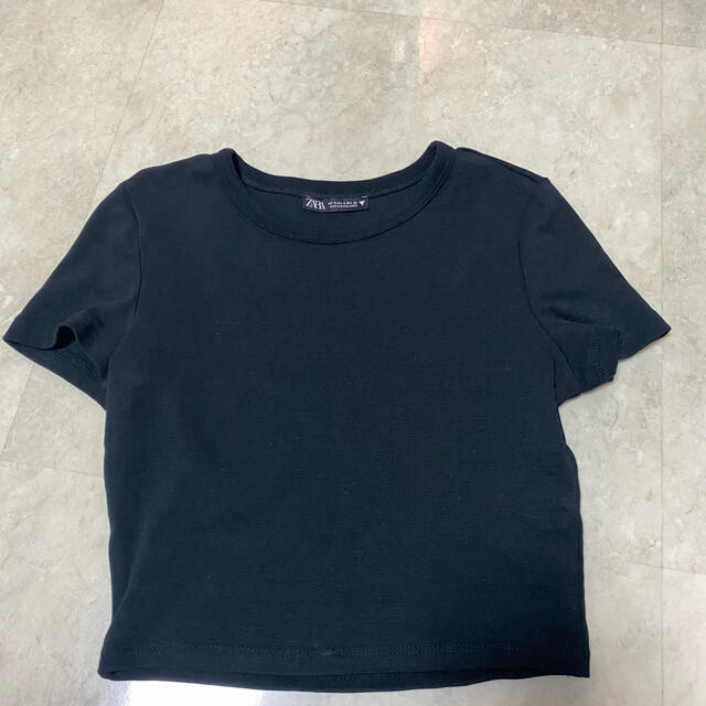 ZARA(ザラ)のザラ　クロップド丈　Tシャツ　黒　S レディースのトップス(Tシャツ(半袖/袖なし))の商品写真