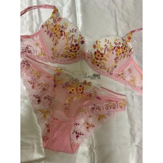 シモーヌペレール(Simone Perele)のLISE CHARMEL ROMANTIQUE PASTEL 75C/2(ブラ&ショーツセット)