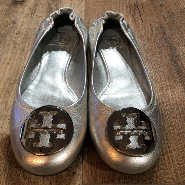 Tory Burch(トリーバーチ)のトリバーチシルバーシューズ23.5サイズ レディースの靴/シューズ(バレエシューズ)の商品写真