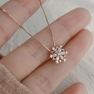 美品　雪の花ペンダント　雪ペンダント雪の結晶　高品質(ネックレス)