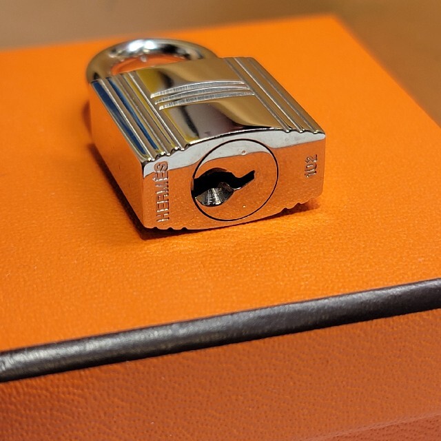 Hermes パドロック 102番鍵2本の通販 by shop|エルメスならラクマ - エルメス HERMESカデナ 即納高評価