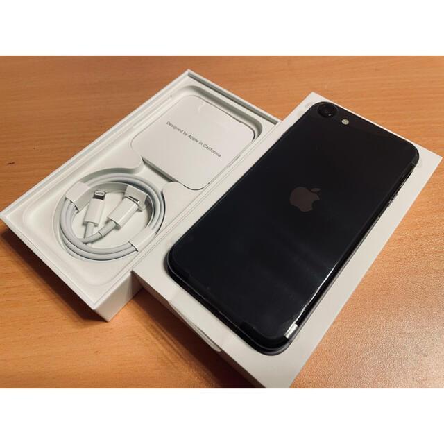 Apple(アップル)のiPhone SE2 128GB ブラック／黒SIMフリー21.10月購入残債無 スマホ/家電/カメラのスマートフォン/携帯電話(スマートフォン本体)の商品写真
