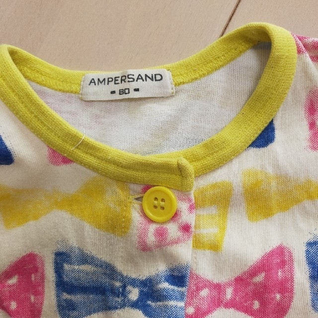 ampersand(アンパサンド)のリボン柄　前開きパジャマ　80 キッズ/ベビー/マタニティのベビー服(~85cm)(パジャマ)の商品写真