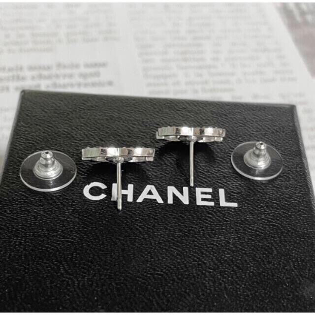 CHANEL(シャネル)のシャネル　ピアス　シルバー　ココマーク　銀　ブラック　ラインストーン　石　黒　☆ レディースのアクセサリー(ピアス)の商品写真