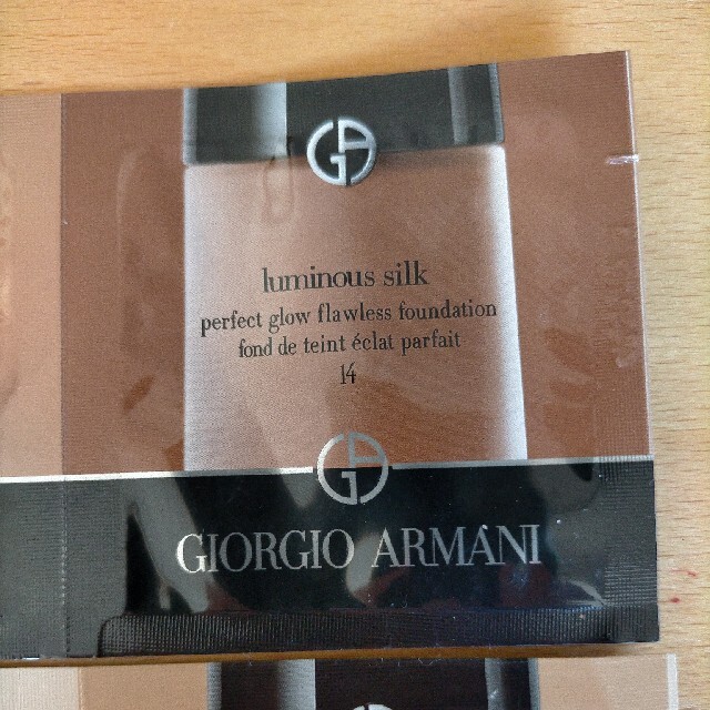 Giorgio Armani(ジョルジオアルマーニ)のアルマーニ ルミナスシルクファンデーション コスメ/美容のベースメイク/化粧品(ファンデーション)の商品写真