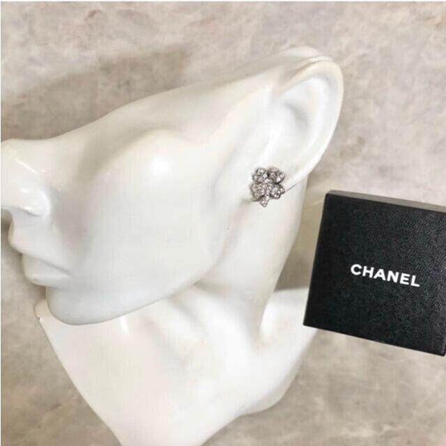 CHANEL(シャネル)のシャネル　ピアス　クローバー　四つ葉　ラインストーン　シルバー　銀　ロゴ　石　☆ レディースのアクセサリー(ピアス)の商品写真