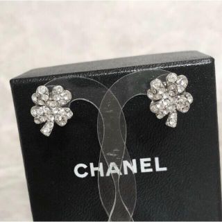 シャネル(CHANEL)のシャネル　ピアス　クローバー　四つ葉　ラインストーン　シルバー　銀　ロゴ　石　☆(ピアス)