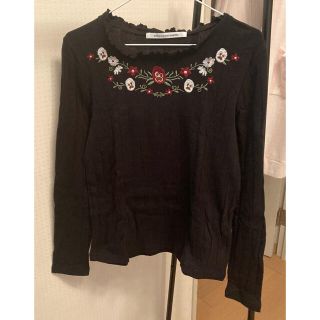 レイカズン(RayCassin)のレイカズン 刺繍つき黒リブニット(ニット/セーター)