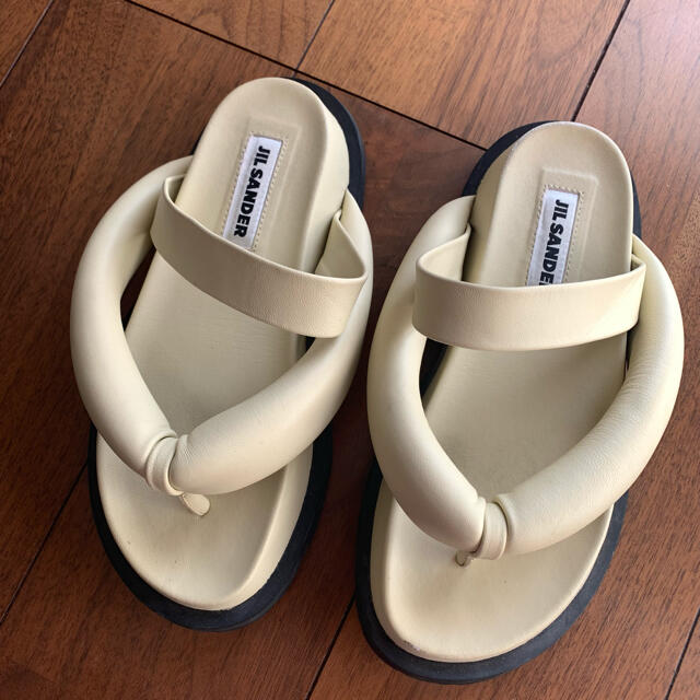 アイボリー×レッド JILSANDERのトレンドサンダル - サンダル