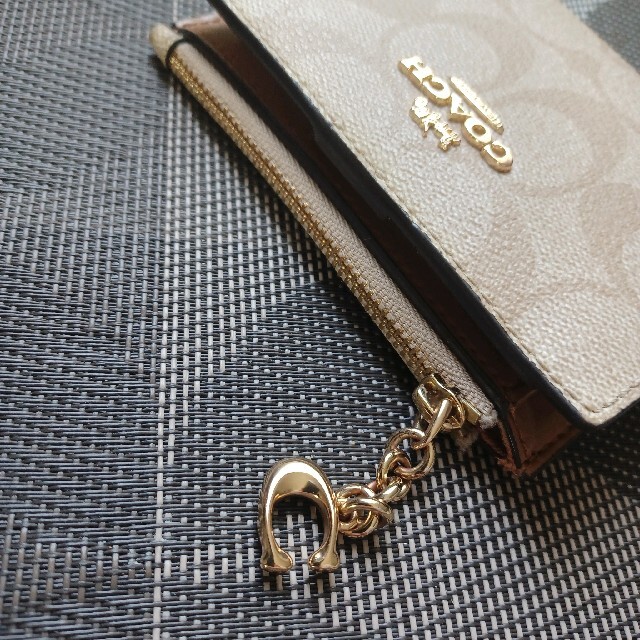 COACH(コーチ)のCOACH　コーチ　２つ折り財布　シグネチャー柄　シグネチャーロゴチャーム付 レディースのファッション小物(財布)の商品写真