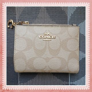 コーチ(COACH)のCOACH　コーチ　２つ折り財布　シグネチャー柄　シグネチャーロゴチャーム付(財布)