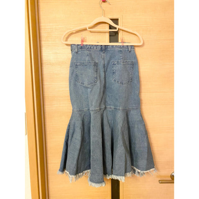 CECIL McBEE(セシルマクビー)のセシルマクビー　フリルデニムスカート レディースのスカート(ひざ丈スカート)の商品写真