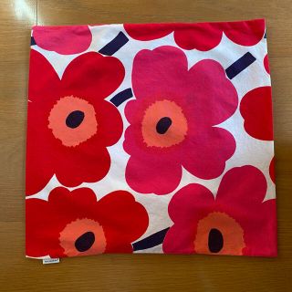 マリメッコ(marimekko)の◆マリメッコ marimekko クッションカバー◆ 赤&ピンクのウニッコ柄♪(クッションカバー)