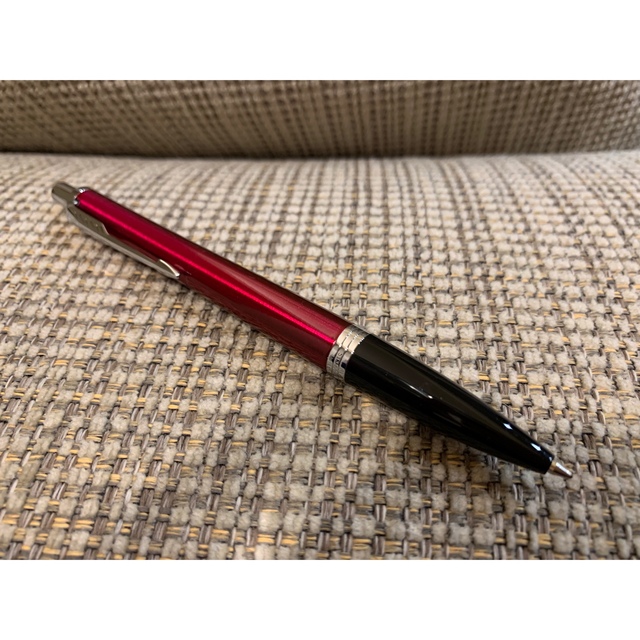 Parker(パーカー)の【新品】パーカー(PARKER)アーバンマジェンタCT　ボールペン インテリア/住まい/日用品の文房具(ペン/マーカー)の商品写真