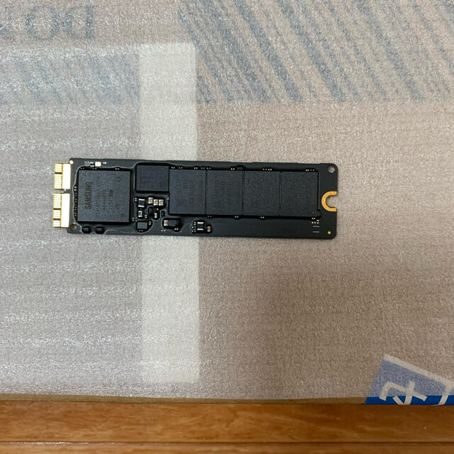 Apple(アップル)のApple MacBook  純正　PCIe SSD  128GB  スマホ/家電/カメラのPC/タブレット(PCパーツ)の商品写真